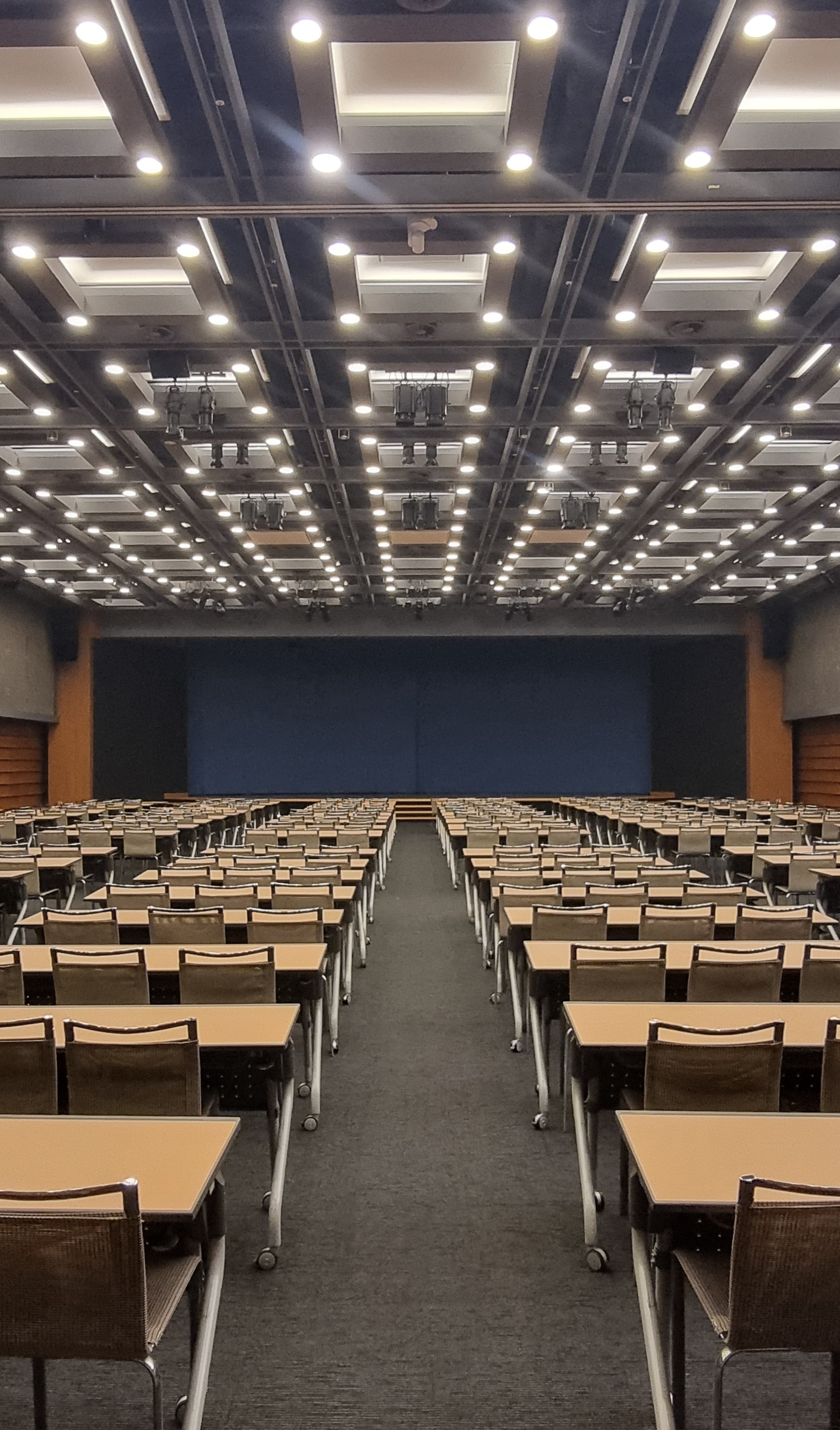 국제회의장 — 800석 규모